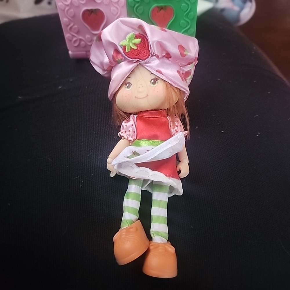 Strawberry Shortcake 5.5-inch Posable Fashion Doll in Playset - Picture 5 of 7